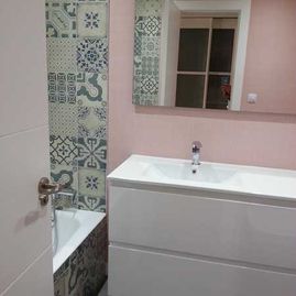 MARCOS REFORMA pared de baño rosada